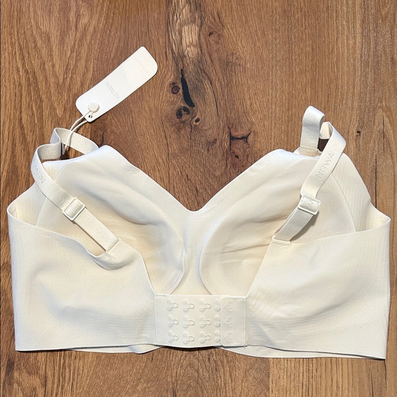 Neiwai Cloud Cream Seamless Bra NW231WU1141 Wireless Comfort Medium/Large NWT - Picture 2 of 9